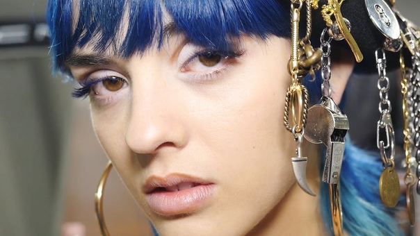 Get The, MFW Look: Retro Babe Meets Superheroine Chic At Moschino