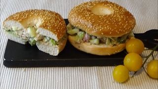 Салат из тунца в бублике. Tuna salad in a Bagel.