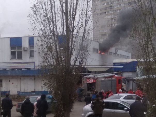 Пожар в стрелецкой курск. Что горит в курске сейчас. Пожар в курске сейчас. Пожар на курской астрахань 2020. Курчатов пожар на вещевом рынке.