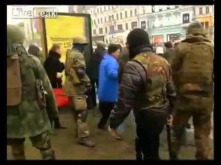 Мирные майдановцы идут по городу.