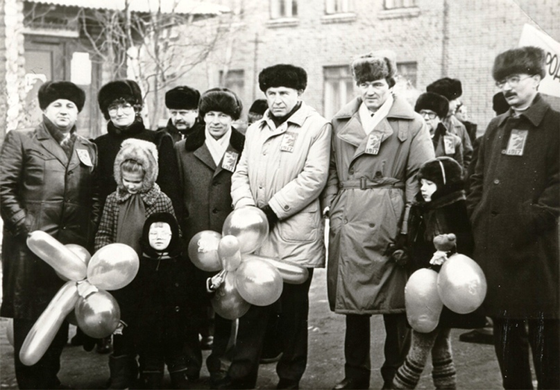 Иванченко В. В. — директор шахты с 1994 по 1997 год (крайний слева)