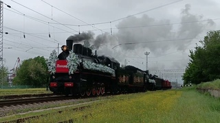 Паровозы ЭР и ФД20-2109 проследуют станцию Ростов-Берег.