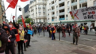 Manifestation du 1er mai à Pau : des cartes postales pour Emmanuel Macron