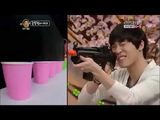 ЁнХва и Чжоншин () стреляют по стаканам. Talk Show Hello ● Hello Counselor ● Ток-шоу “Привет“