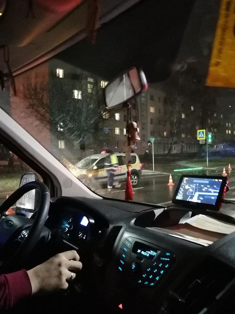 В Пинске водитель такси сбил женщину на переходе В Пинске водитель такси сбил женщину на переходе
