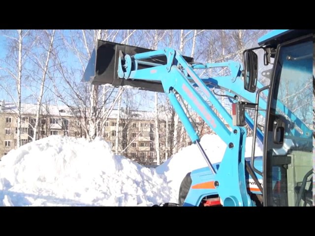 АГРОМАШ 85ТК МЕТАН убирает снег