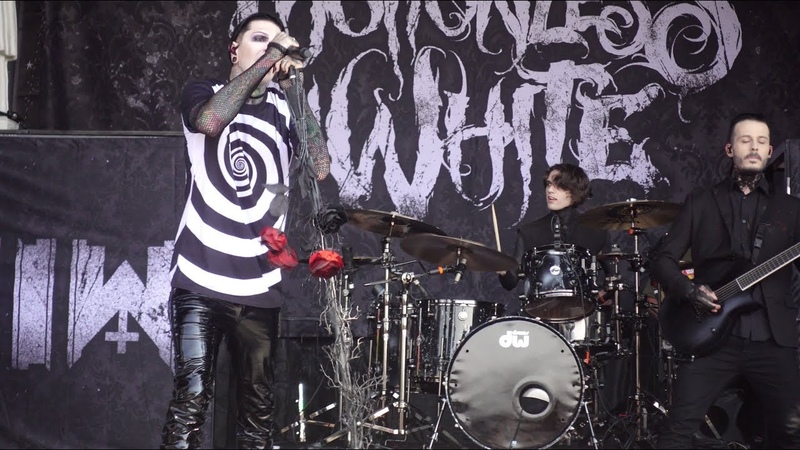 Motionless In White Necessary Evil ( LIVE Warped Tour