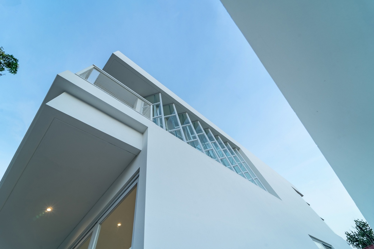 Ivory House / Ruang Raya KALA Architecture and Visual Design