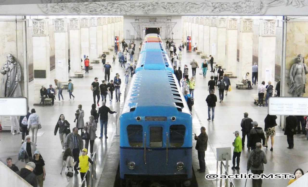 ВЫСТАВКА РЕТРОВАГОНОВ НА СТАНЦИИ МЕТРО "ПАРТИЗАНСКАЯ" Это картинка