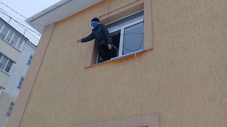 Андрей спрыгнул с крыши. Ну дурак.