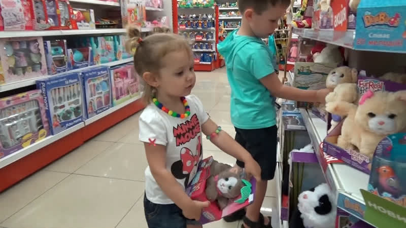 Катя прыгает на резиновом