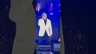 “Sie sagte doch, sie liebt mich“,Thomas gemeinsam mit Florian als Hologramm im Hintergrund